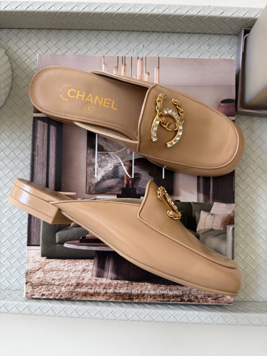 CHANEL Shoes - CHANEL GOLD CC LOGO WITH CRYSTALS CHAIN GOLD BEIGE NUDE PATENT LEATHER MULE 36.5